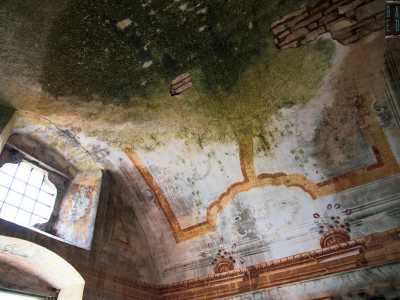 Il luogo sacro fu allestito nel 1687 e dedicato a san Francesco di Paola. Il rossiccio delle decorazioni risalta ancora a distanza di secoli, malgrado l'avanzata inesorabile della muffa sul soffitto